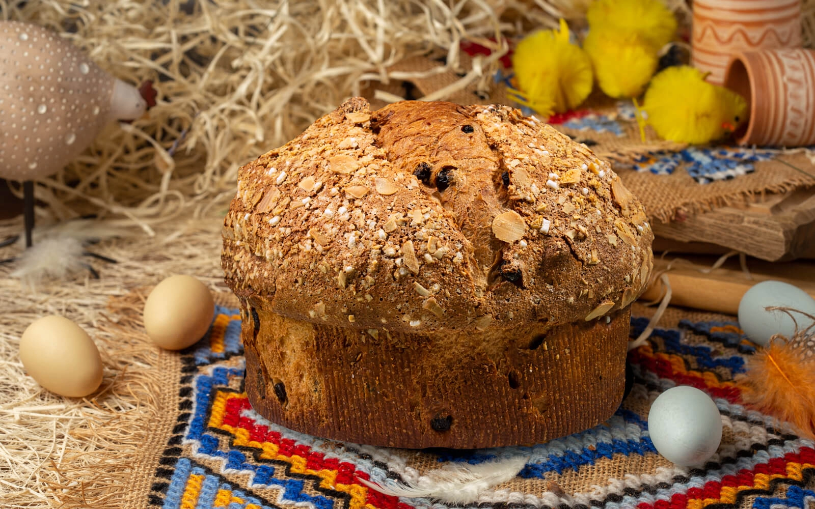 Panettone with raisins and candied fruits
